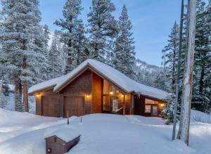 Pet-Friendly Home, Deck, 1 Mile to Alpine Meadows في Alpine Meadows: كابينة في الغابة في الثلج