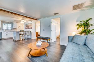 Χώρος καθιστικού στο Florida Adventure Hub Near Top Attractions and Lakes