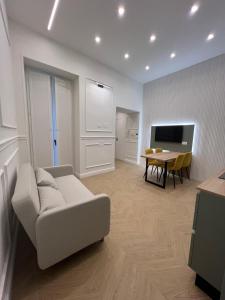 een woonkamer met een bank en een tafel bij Palazzo Ducale in Salerno