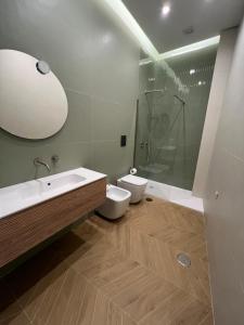 een badkamer met een bad, een toilet en een douche bij Palazzo Ducale in Salerno