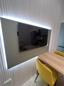 een kamer met een tafel en een spiegel aan de muur bij Palazzo Ducale in Salerno +7 foto's