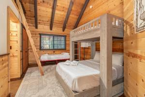 una camera con 2 letti a castello in una baita di tronchi di Timber & Horn a Camp Connell