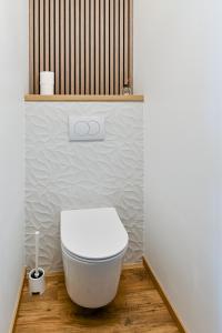 Mini-duplex cosy avec magnifique vue mer في دوفيل: حمام مع مرحاض أبيض في الغرفة +13 صورة