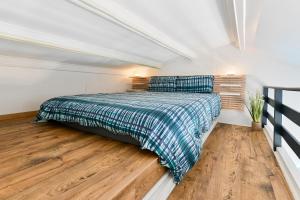 Mini-duplex cosy avec magnifique vue mer في دوفيل: غرفة نوم مع سرير وأرضية خشبية