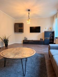 a living room with a table and a couch at LevelUp 5von5 in Koblenz