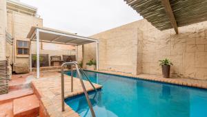 Бассейн в The Sunset Villas или поблизости