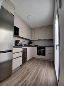 eine Küche mit weißen Schränken und Geräten aus Edelstahl in der Unterkunft Casa Remo - Motril in Motril + 6 Fotos