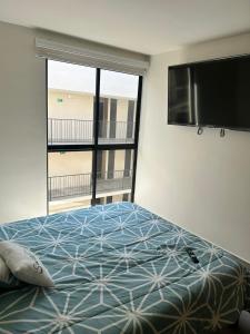1 dormitorio con 1 cama, ventana y TV de pantalla plana en Apartment near Zona Real Zapopan, en Guadalajara 39 fotos más