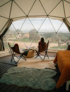 Posezení v ubytování A Cozy Fireside Glamping Escape with Ridge Views