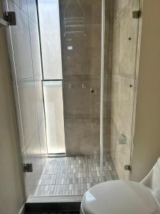 y baño con ducha y aseo. en Apartment near Zona Real Zapopan, en Guadalajara