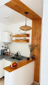 een keuken met een wastafel en een fruitschaal op een aanrecht bij Departamento Boulevares in Concepción del Uruguay