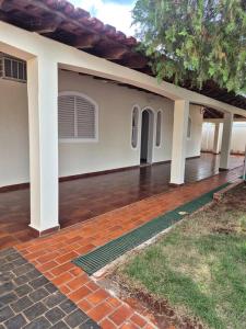 Studio Privativo 3 min Centro para 4 pessoas com 2 quartos ar condicionado في أبرلانديا: منزل ذو أرضية من الطوب وفناء