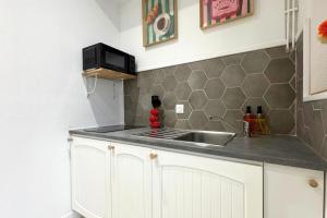 Η κουζίνα ή μικρή κουζίνα στο Studio Agabane - By BEST KEYS - Centre-Ville - Cosy & Lumineux - Cuisine Équipée - Smart TV - Lit Confortable - WiFi Fibre - Check-in Autonome - Parking Gratuit à Proximité