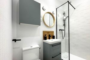 Ένα μπάνιο στο Studio Agabane - By BEST KEYS - Centre-Ville - Cosy & Lumineux - Cuisine Équipée - Smart TV - Lit Confortable - WiFi Fibre - Check-in Autonome - Parking Gratuit à Proximité +11 φωτογραφίες