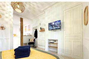 Μια τηλεόραση ή/και κέντρο ψυχαγωγίας στο Studio Agabane - By BEST KEYS - Centre-Ville - Cosy & Lumineux - Cuisine Équipée - Smart TV - Lit Confortable - WiFi Fibre - Check-in Autonome - Parking Gratuit à Proximité