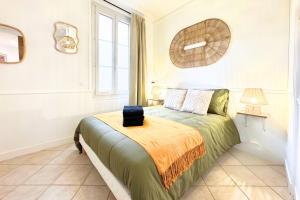 Ένα ή περισσότερα κρεβάτια σε δωμάτιο στο Studio Agabane - By BEST KEYS - Centre-Ville - Cosy & Lumineux - Cuisine Équipée - Smart TV - Lit Confortable - WiFi Fibre - Check-in Autonome - Parking Gratuit à Proximité
