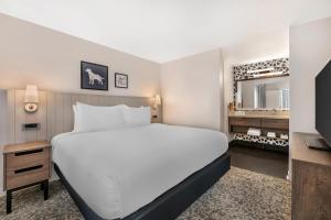 Postel nebo postele na pokoji v ubytování Sonesta ES Suites Orlando - Lake Buena Vista