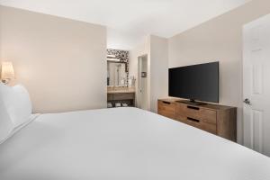 TV a/nebo společenská místnost v ubytování Sonesta ES Suites Orlando - Lake Buena Vista + 31 fotografií