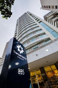 Un edificio alto con un cartel delante. en Transamerica Executive Perdizes, en São Paulo