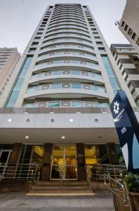 un edificio con una bandera delante en Transamerica Executive Perdizes, en São Paulo
