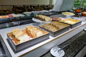 Una línea de buffet con varios sándwiches y otros alimentos. en Transamerica Executive Perdizes, en São Paulo 70 fotos más
