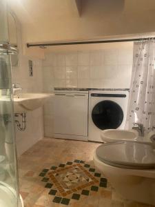 Et badeværelse på Bezaubernde Ferienwohnung nahe des Kloster Andechs