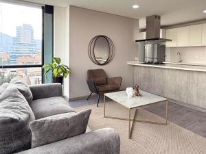 a living room with a couch and a table at EspacioYa By Mario Rental Calle 100 in Bogotá
