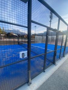 Les toits de dévoluy في لو ديفولي: سور مطل على مسبح