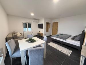 een woonkamer met een bed en een tafel bij Apartman Rest Novi Sad in Novi Sad