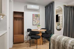 Un lugar para sentarse en Casa Hotels McCaul- Modern DT Suite w Workspace