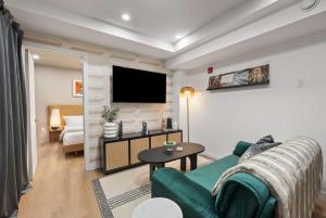 Una televisión o centro de entretenimiento en Casa Hotels McCaul- Modern DT Suite w Workspace 17 fotos más