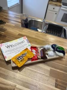 ein Tablett mit Essen auf einer Theke in einer Küche in der Unterkunft Luxury house in Disney in Kissimmee