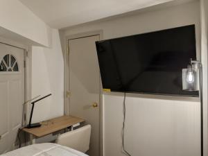 TV a/nebo společenská místnost v ubytování The Global Nook - Private Room near Times Square