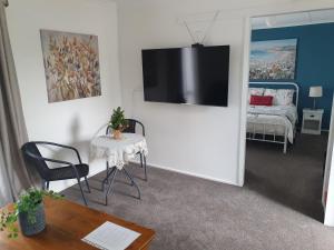 Телевизор и/или развлекательный центр в Cozy Home Style Accommodation +10 фотографий