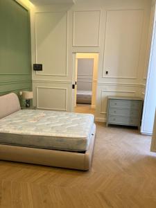 een slaapkamer met een bed en een ladekast erin bij Palazzo Ducale in Salerno