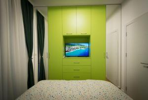een slaapkamer met een bed en een tv. bij Pro-Link Podgorica in Podgorica