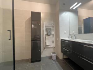 Koupelna v ubytování Appartement cosy pour 5 pers. à Arcachon avec balcon et équipements complets - FR-1-474-213 + 11 fotografií