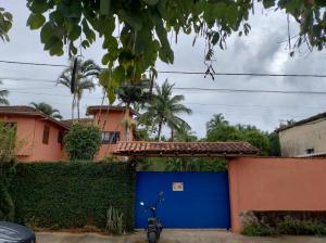 Bygningen som campingpladsen ligger i