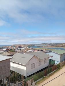 Cabaña Jacinta في La Boca: اطلاله على مدينه فيها بيوت وجسم ماء