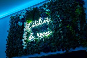 un cartello per una pianta con fiori su un muro di L'Atelier de rêves a Metz