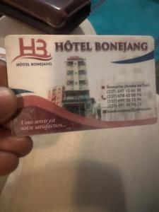 eine Person, die eine Schere hält in der Unterkunft Hôtel Bonejang in Douala