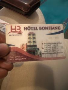 eine Person, die eine Eintrittskarte für ein Hotel-Spektakel besitzt in der Unterkunft Hôtel Bonejang in Douala