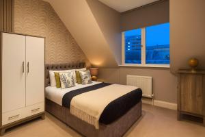 Una cama o camas en una habitación de 2 Bed Penthouse in Central Harrogate