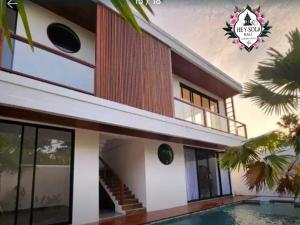 ein Haus mit einem Swimmingpool davor in der Unterkunft Hey-Sola Bali ,3BR Luxury Private Villa Near Canggu in Dalung