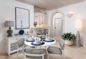 ein Esszimmer mit Tisch und Stühlen in der Unterkunft Beacon Hill 202 - Moonshadow by Blue Sky Luxury in Saint Peter + 8 Fotos