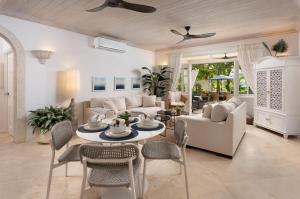 ein Wohnzimmer mit Sofa, Tisch und Stühlen in der Unterkunft Beacon Hill 202 - Moonshadow by Blue Sky Luxury in Saint Peter