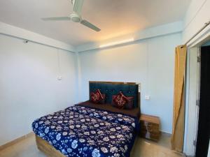 Postel nebo postele na pokoji v ubytování Homestay Devgiri by YatriMap