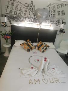 Postel nebo postele na pokoji v ubytování Kyriad Lille - Roncq