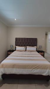 Giường trong phòng chung tại Vans Cottage