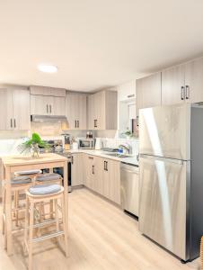 Кухня или мини-кухня в The Sunset Haven- Cozy 2BR Basement Suite near White rock
